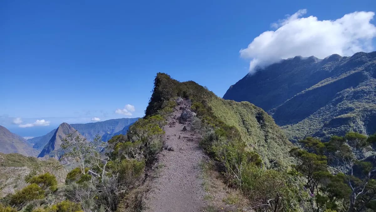 Sentier Scout à mafate illustrant la facilité de réservation du parapente