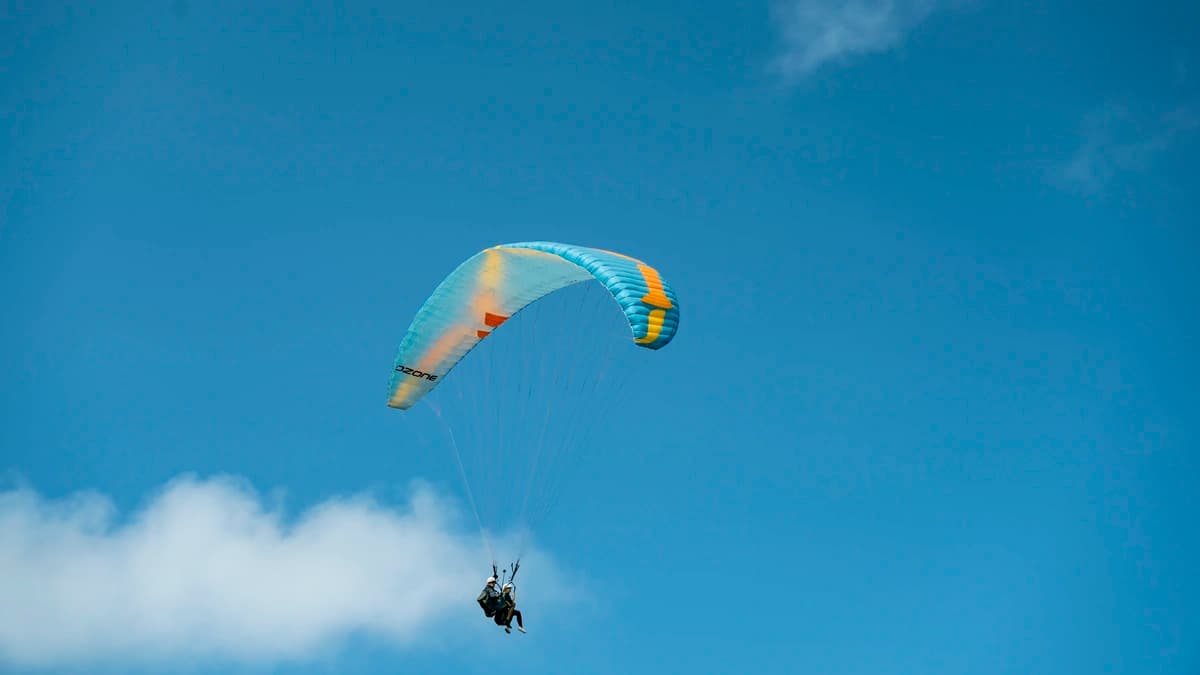 Parapente Réunion au de dessus du lagon de saint-leu avec un adolescent