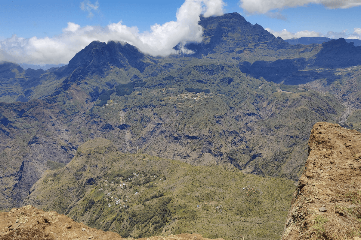Vue aérienne depuis le décollage parapente du Maïdo sur le cirque de Mafate, La Réunion