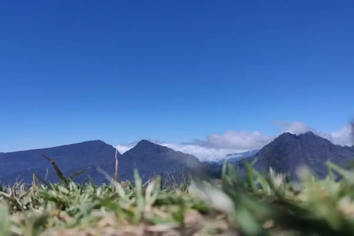 Vue aérienne du cirque de Mafate depuis le décollage parapente du Maïdo, La Réunion