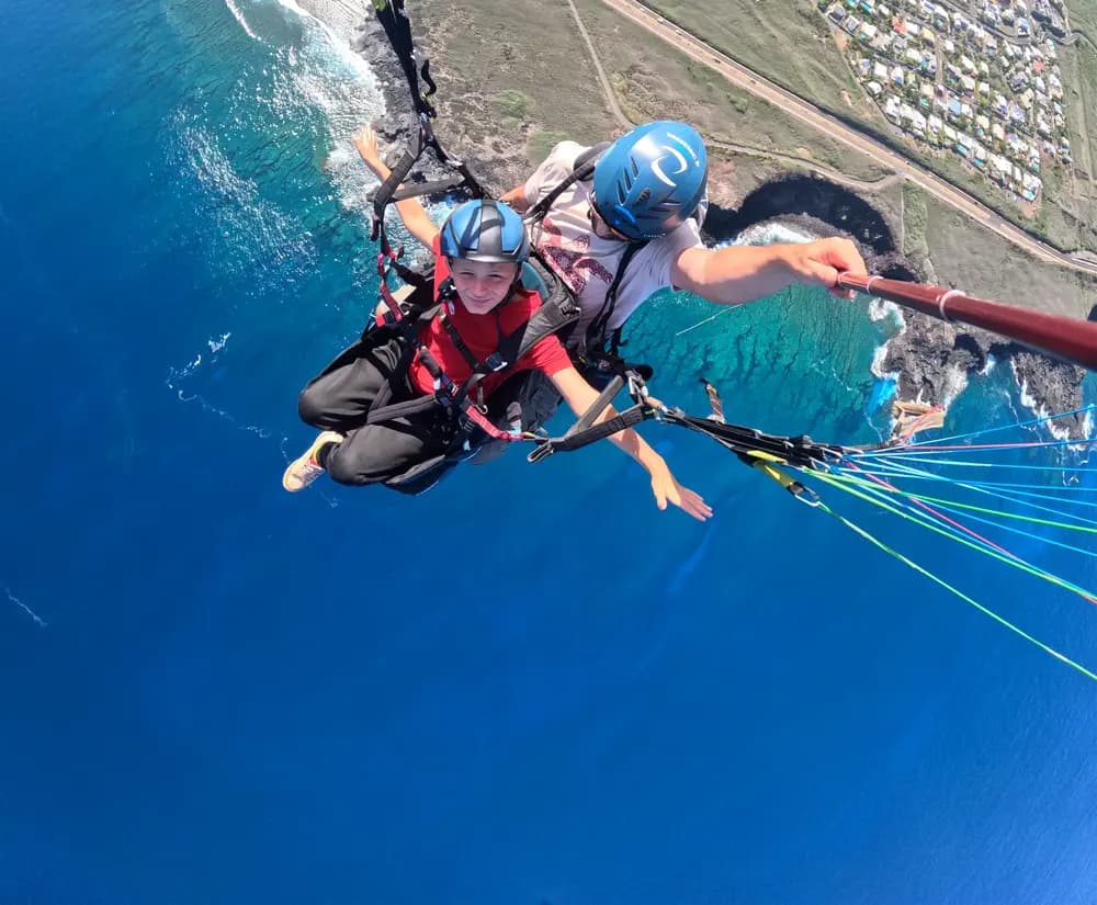 Parapente Réunion au de dessus du lagon de saint-leu avec un adolescent