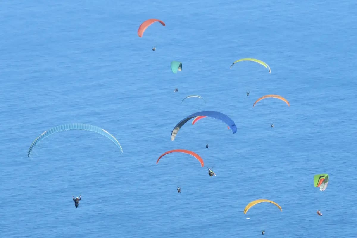 Tandem paragliding takeoff at Colimaçons, Saint-Leu, Réunion Island