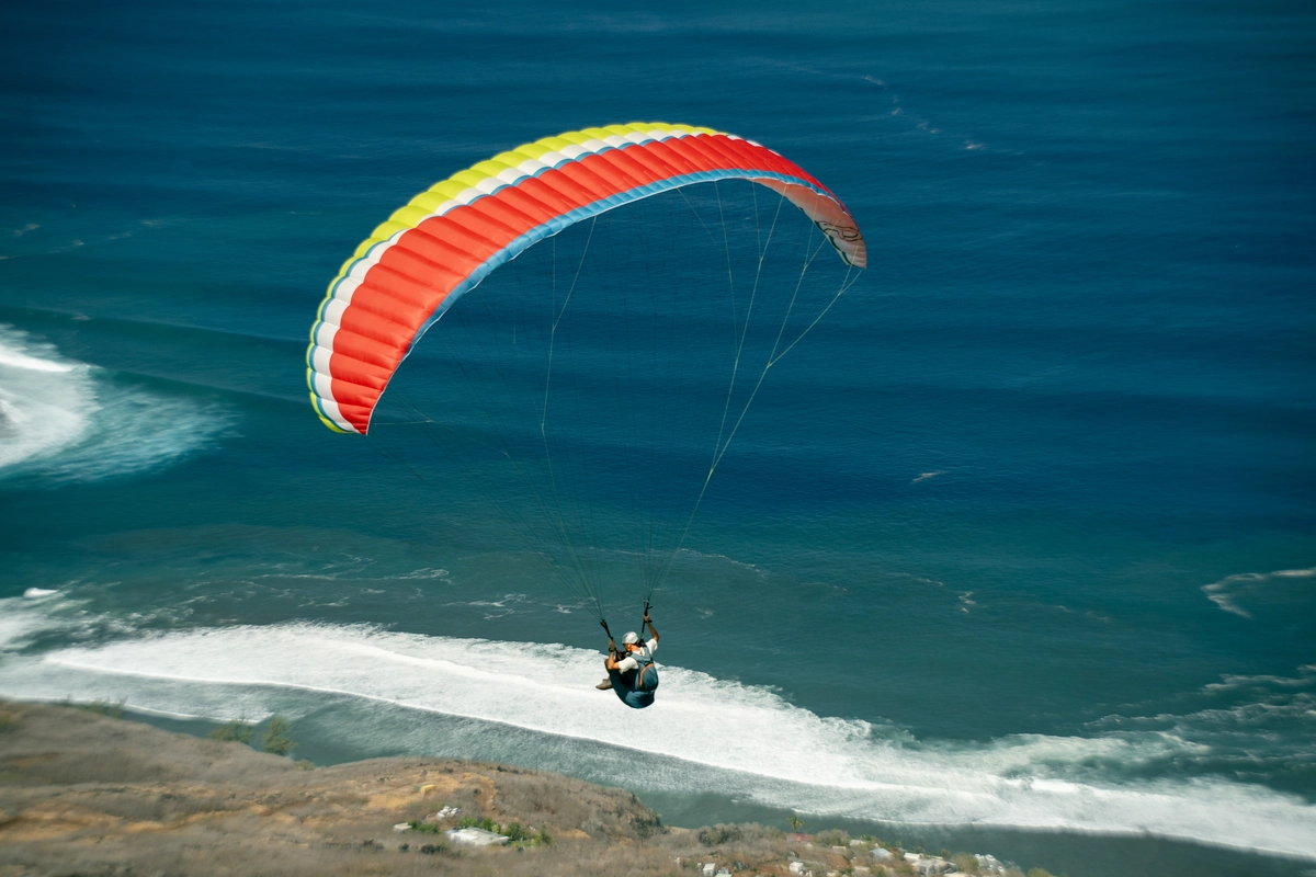 Le vol en parapente se déroule entre les colimaçons et le lagon de Saint-Leu